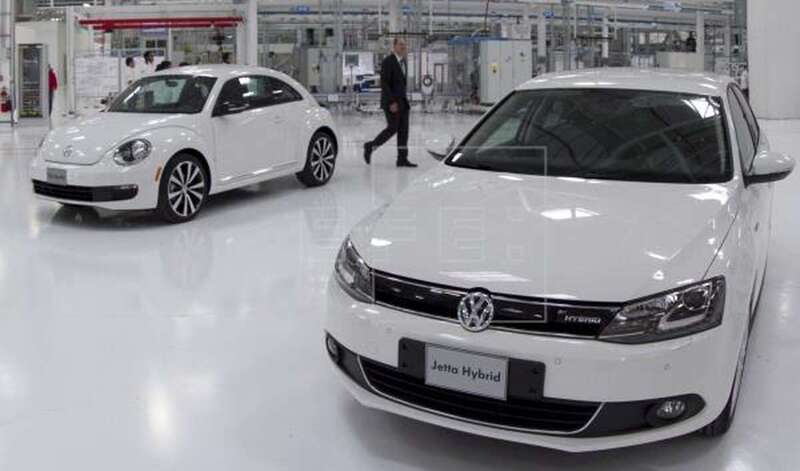 Imagen de archivo de vehículos exhibidos en un concesionario automovilístico (Foto EFE / STR)